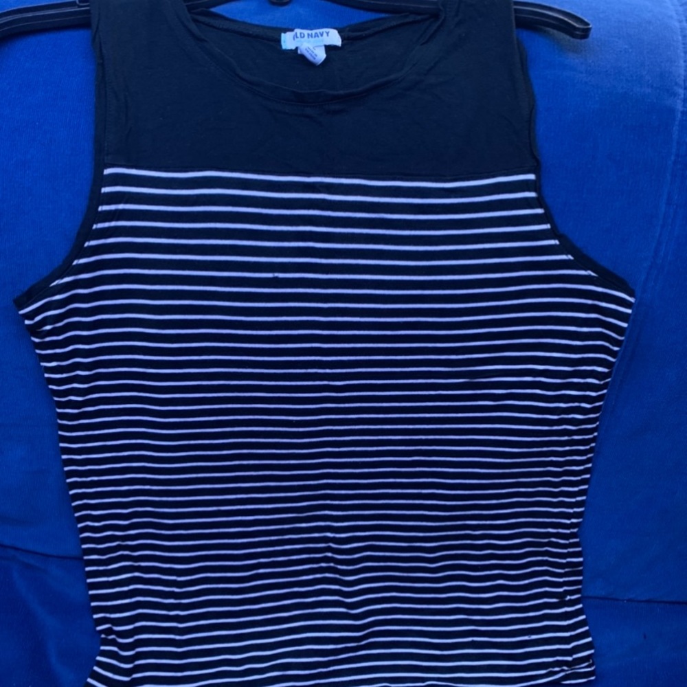 Sleeveless b&w striped top
